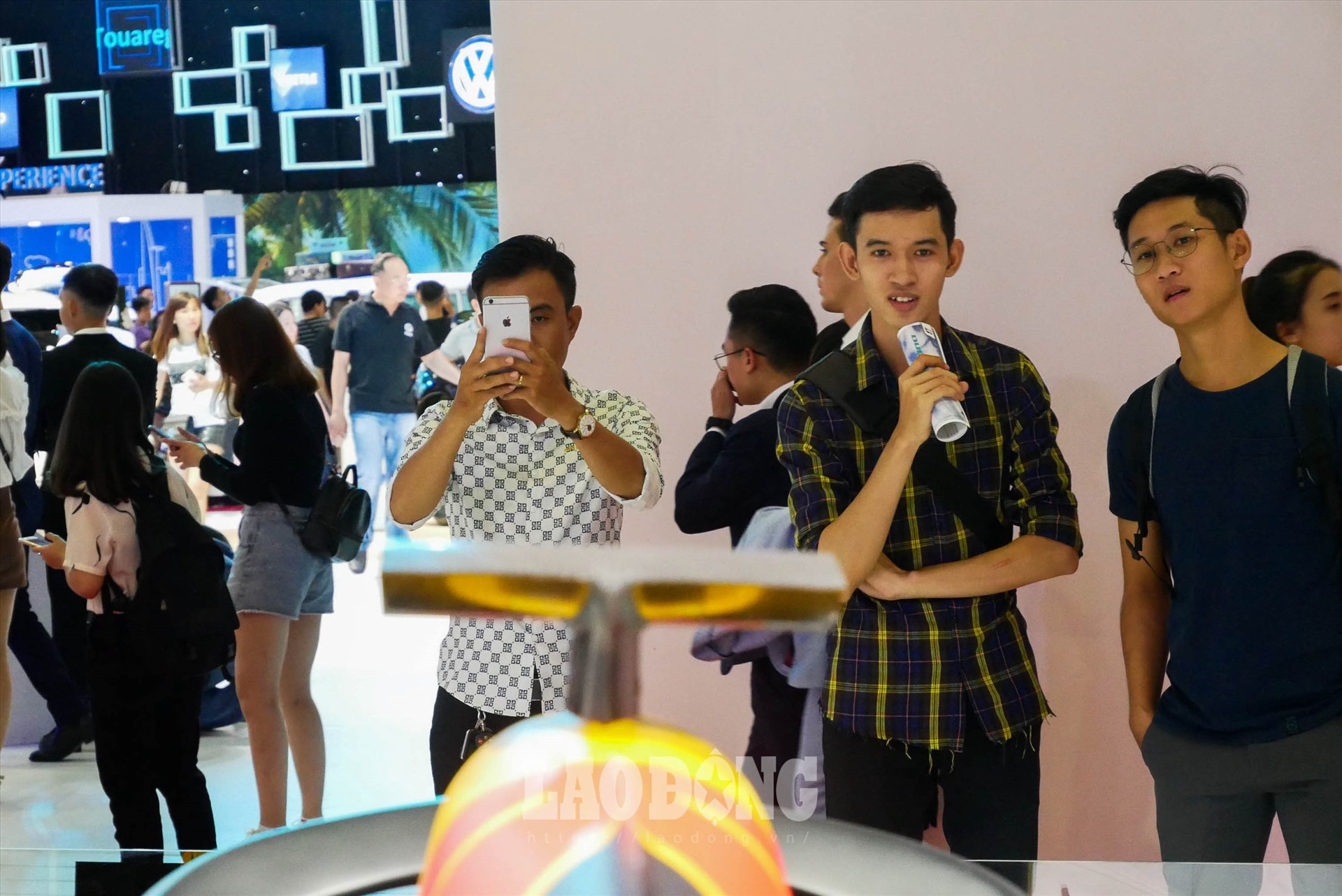 Triển lãm ôtô Việt Nam 2019 thu hút hàng nghìn lượt khách tham quan. Ảnh: Phan Anh