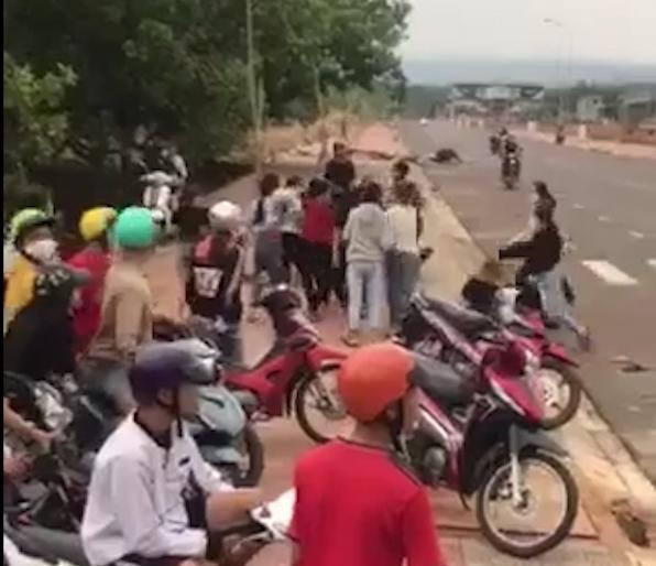 Đông người đứng xem nhưng không can ngăn. Ảnh cắt từ clip