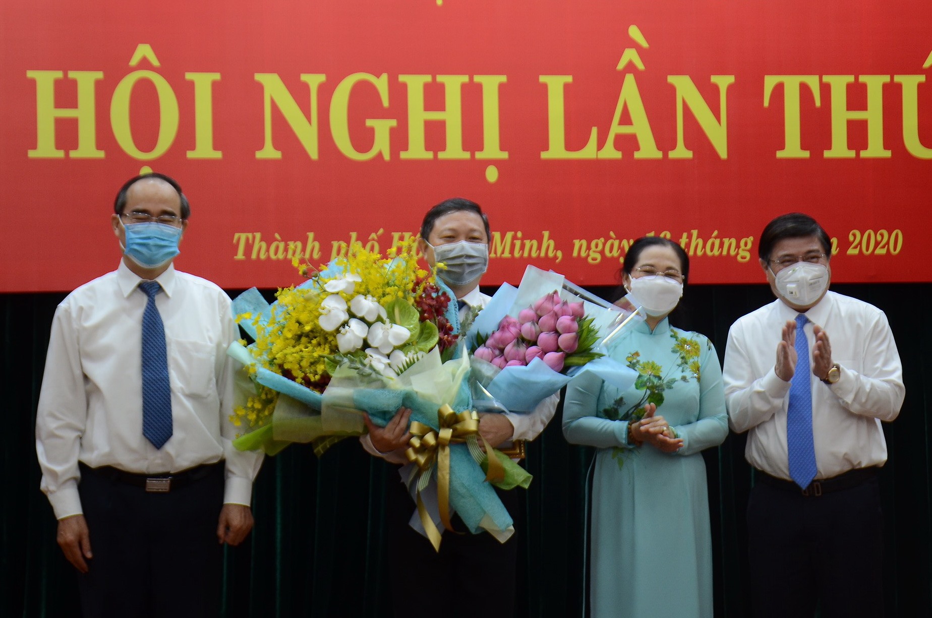 Bí thư Thành ủy TPHCM Nguyễn Thiện Nhân và lãnh đạo TPHCM chúc mừng ông chí Dương Anh Đức. Ảnh: Trung tâm báo chí TPHCM
