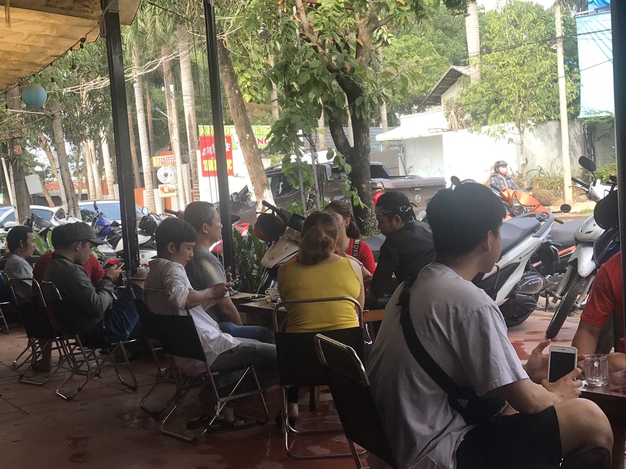 Một quán cà phê mở cửa hoạt động, nhiều người ngồi sát nhau nói chuyện. Ảnh: Đình Trọng