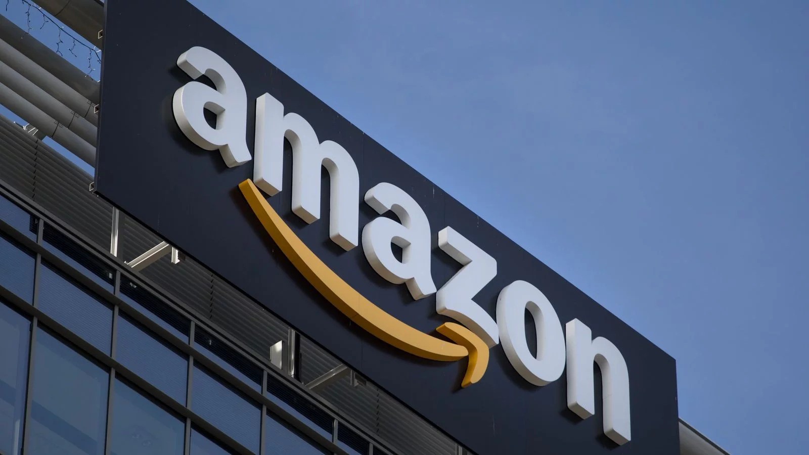 Amazon muốn lấn sân sang Premier Leauge. Ảnh: Reuters.