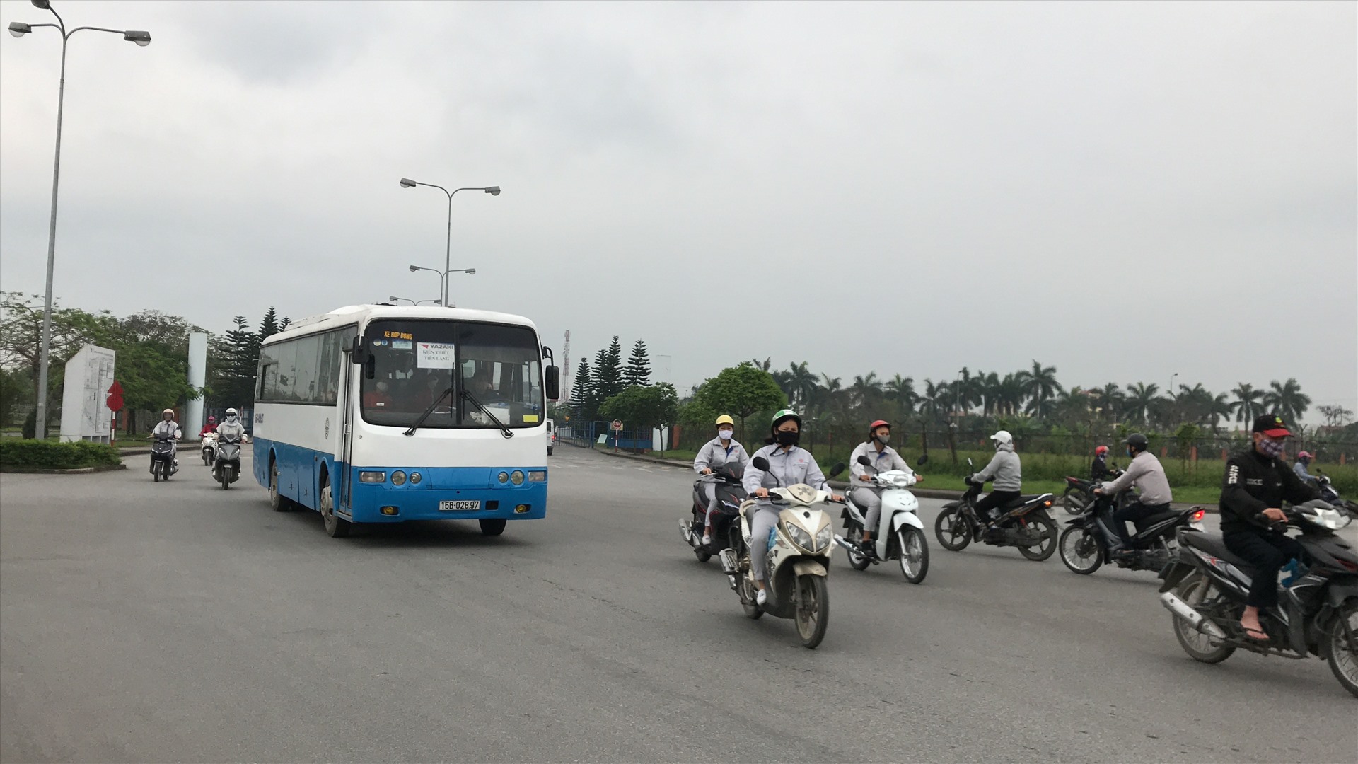 Cổng Khu công nghiệp Nomura 7h30 sáng 16.4, lượng công nhân, lao động đổ về các doanh nghiệp đông hơn. Ảnh Đặng Luân