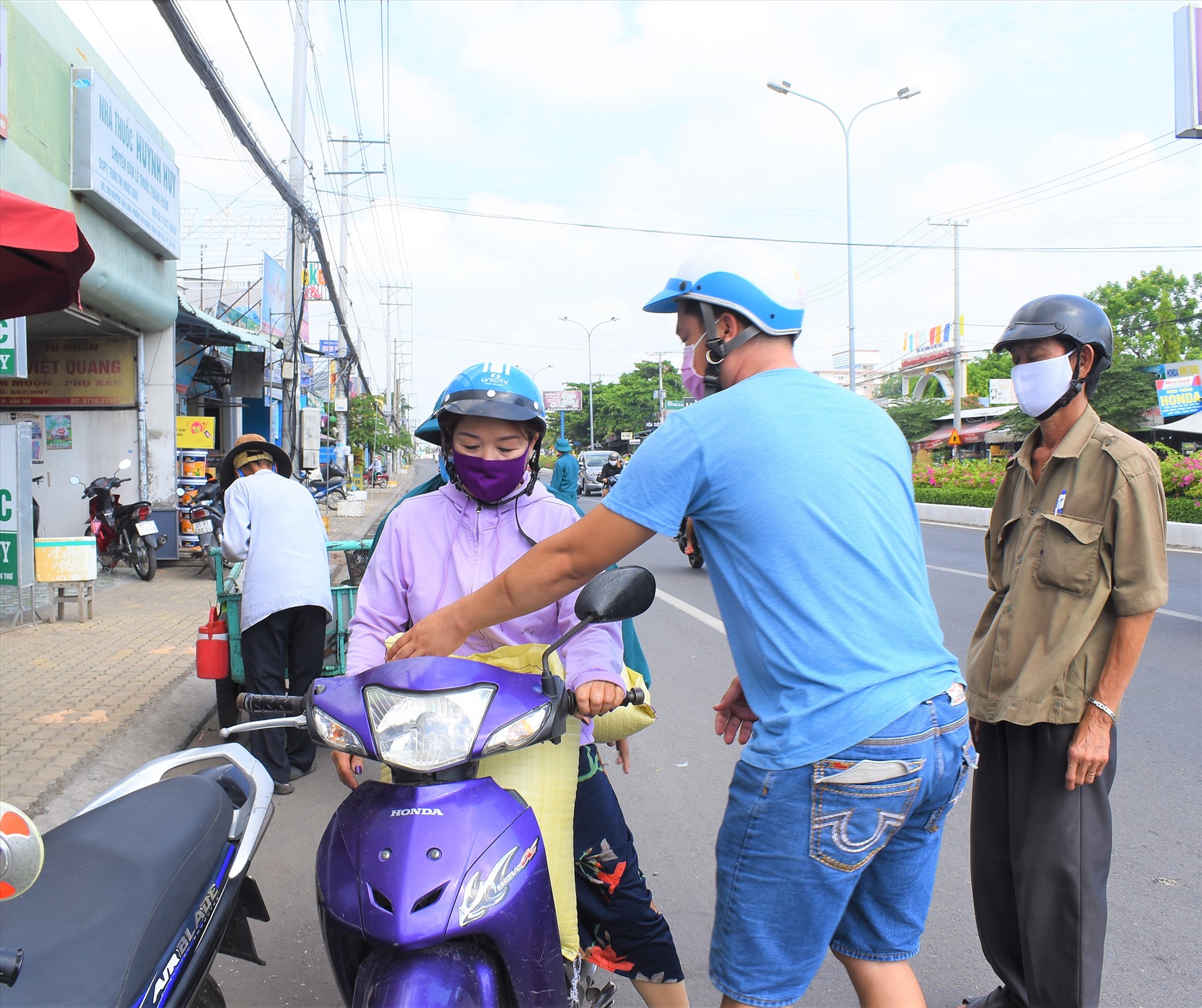Người dân Cần Thơ san sẻ “Tấm lòng tương thân tương ái” giúp đỡ nhau người lao động khó khăn vượt qua “cơn đại dịch COVID-19“. Ảnh: Thành Nhân