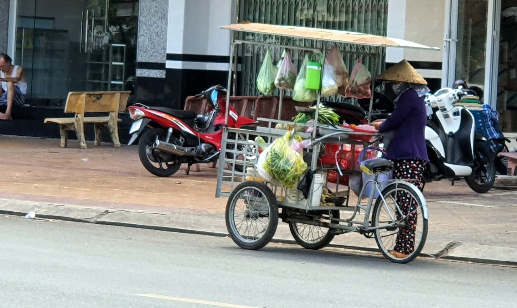 Mua bán hàng rong đã đi xuống phố sáng 16.4 (ảnh Nhật Hồ)
