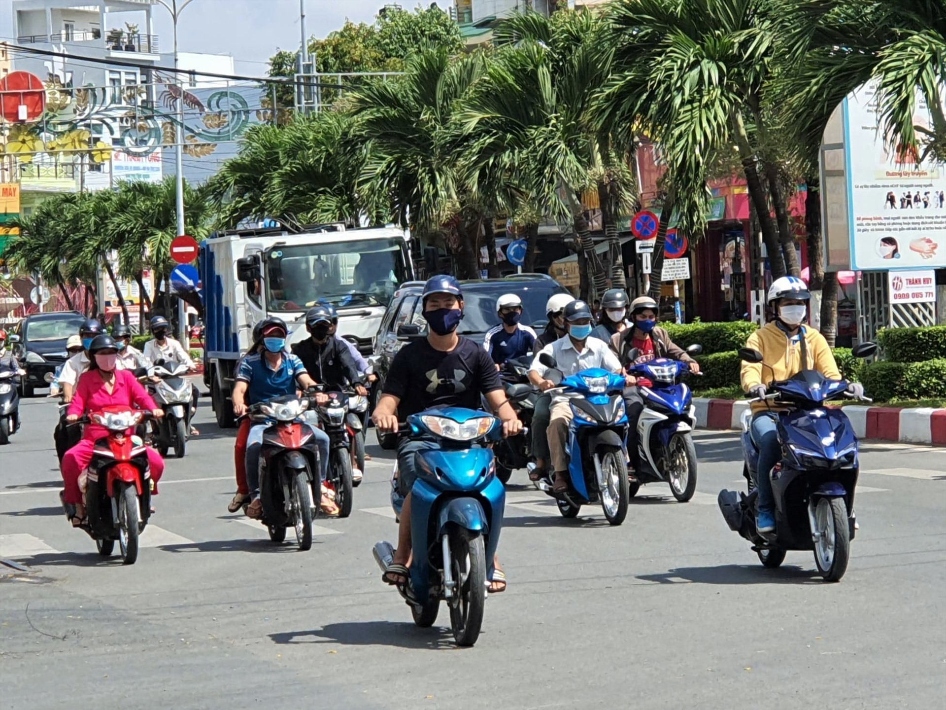 Người dân ún ùn xuống phố (ảnh Nhật Hồ)