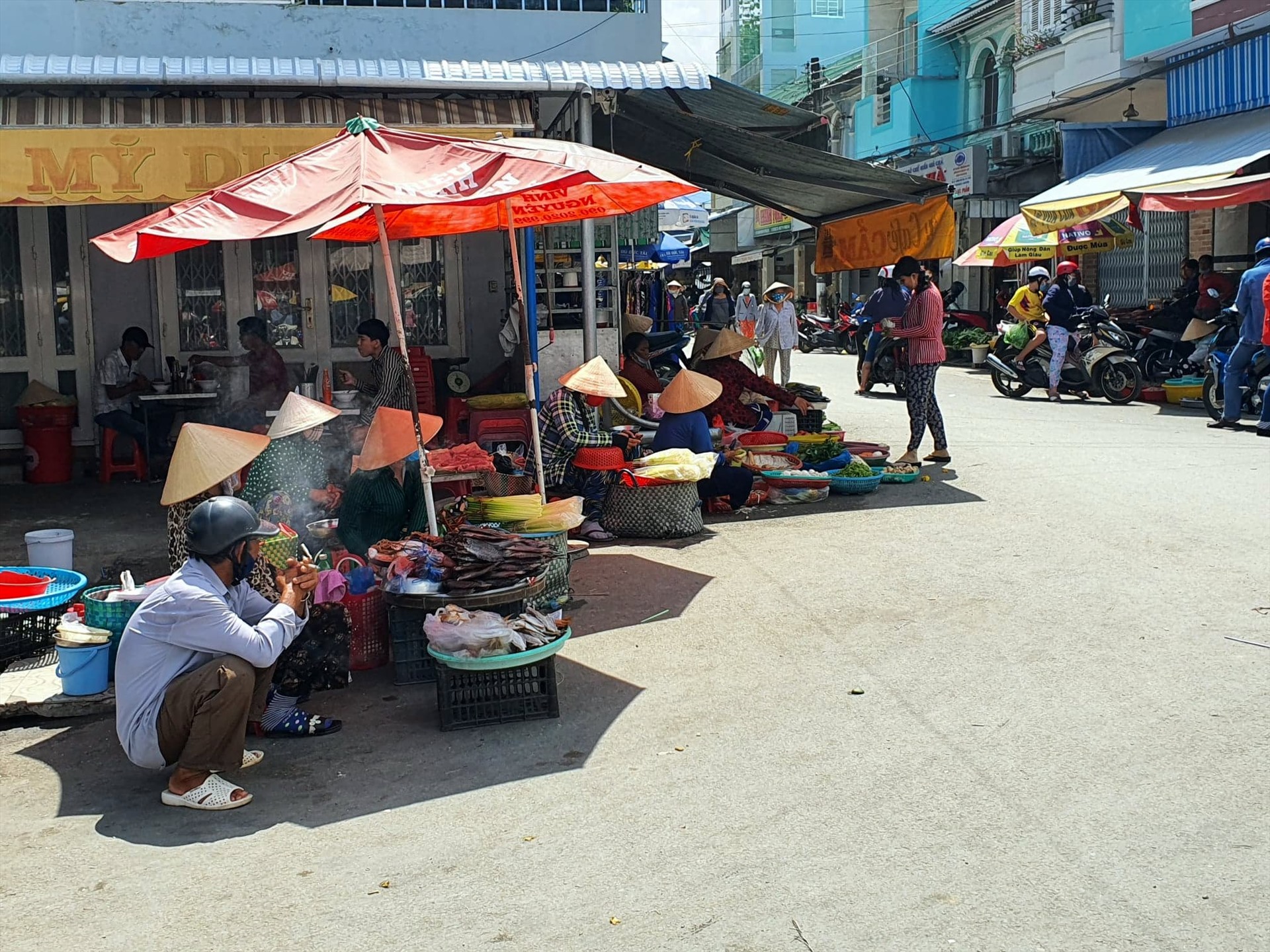 Hàng rong bán tràn xuống đường (ảnh Nhật Hồ)
