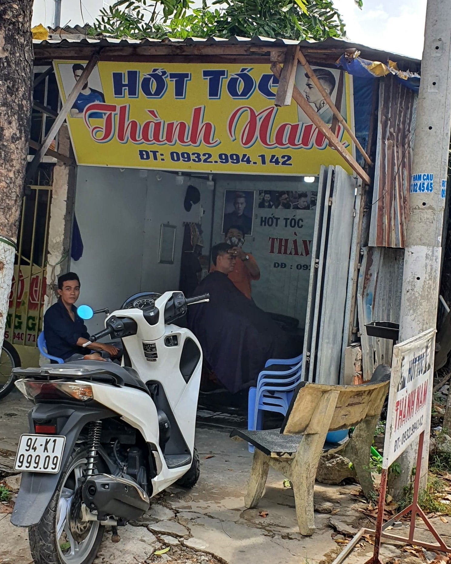 Tiệm cắt tóc đã hoạt động trở lại (ảnh Nhật Hồ)
