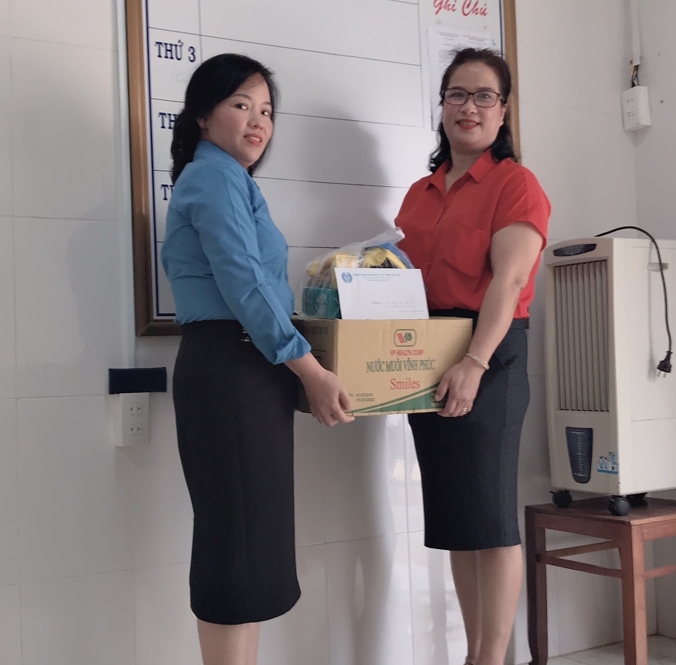 Đại diện Công đoàn ngành Y tế tỉnh Gia Lai tặng khẩu trang