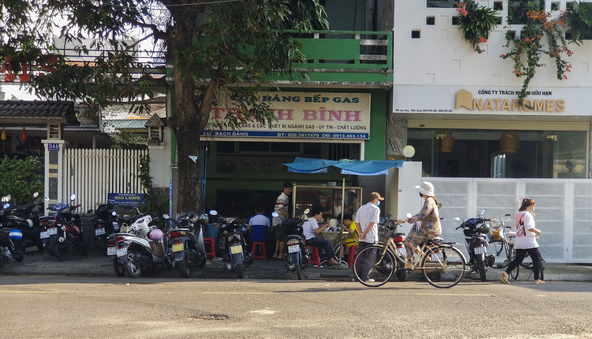 Trong sáng 16.4, các quán ăn cũng phục vụ khách đến ăn trực tiếp. Ảnh: N.TRI.