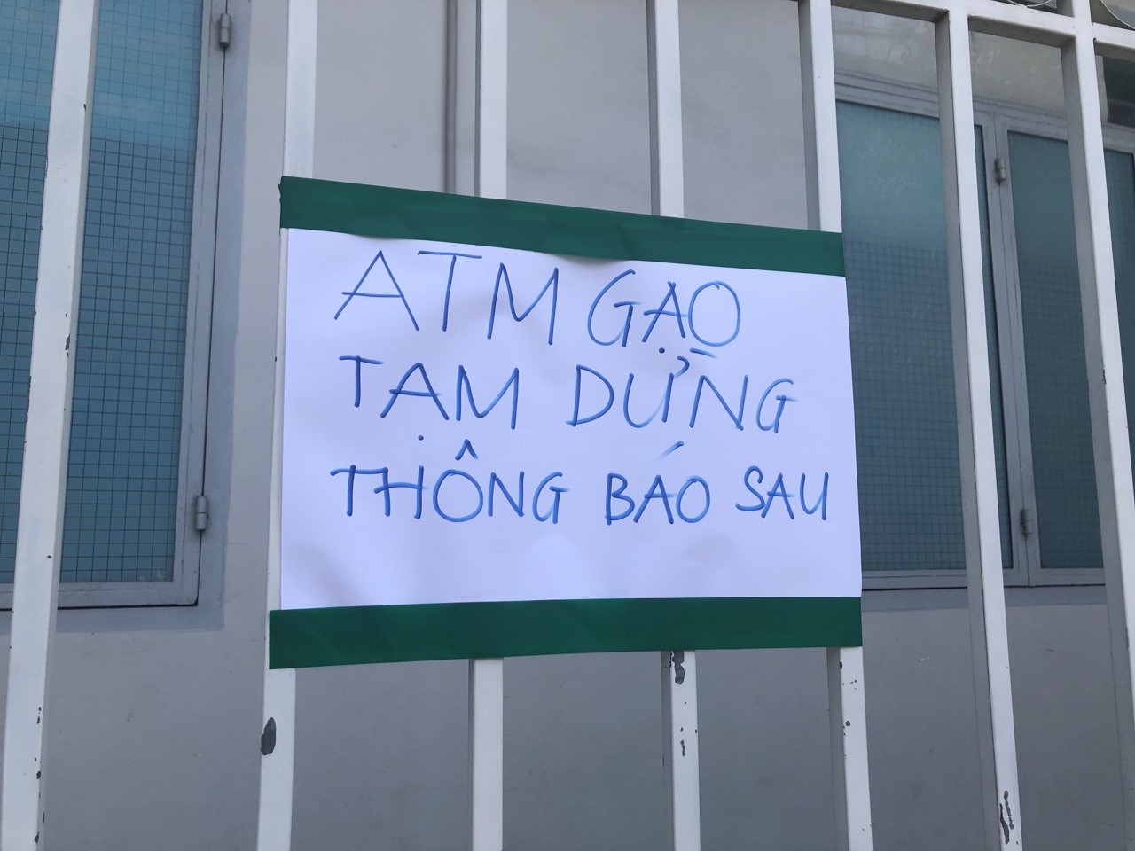 Cây gạo ATM phải tạm ngưng và chuyển sang địa điểm mới Trường tiểu học Phước Tiến để đảm bảo đủ không gian, an ninh trật tự và hạn chế tập trung đông người. Ảnh: P.Linh