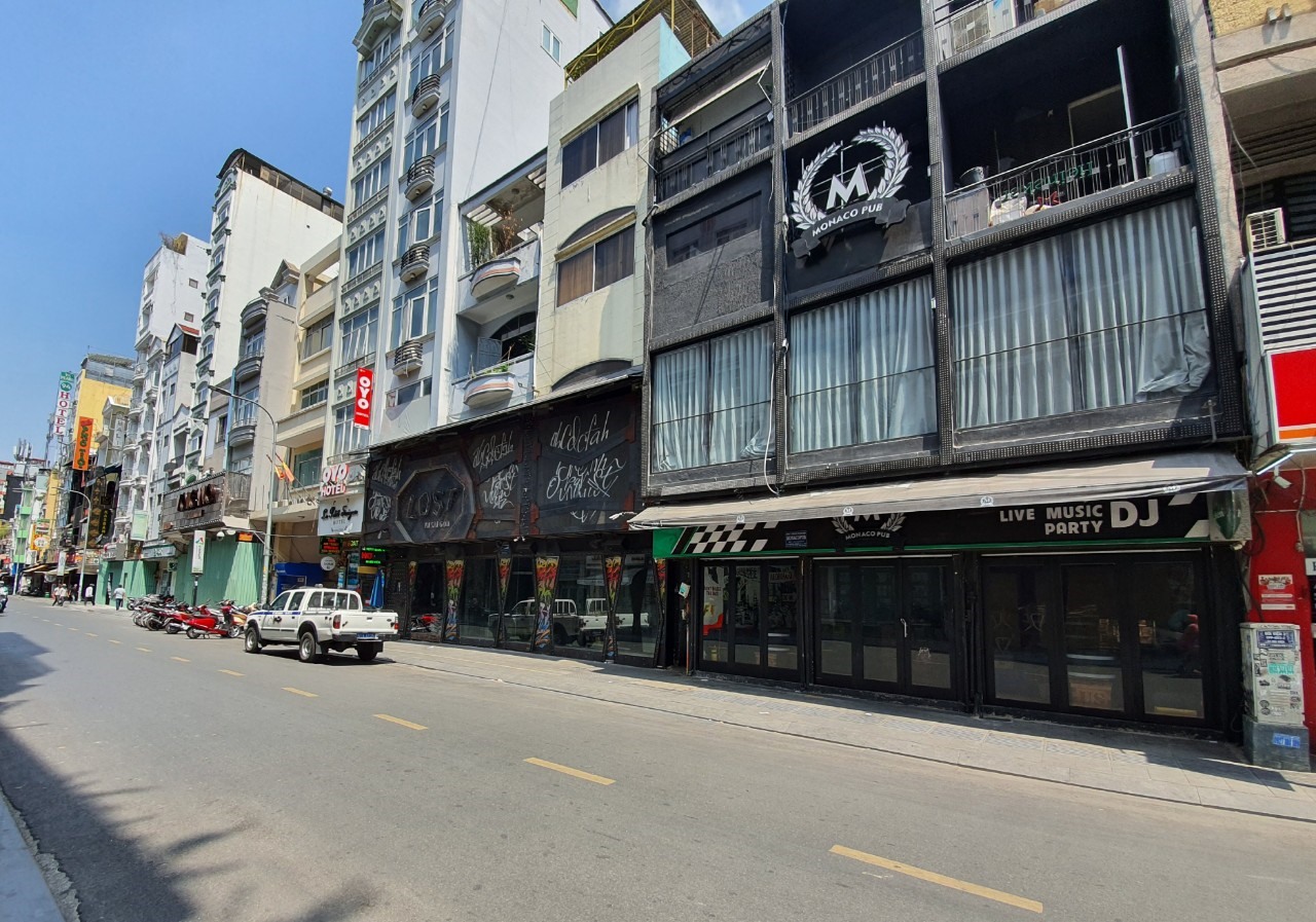 Các cửa hàng trên phố Bùi Viện vẫn đang ngưng hoạt động.