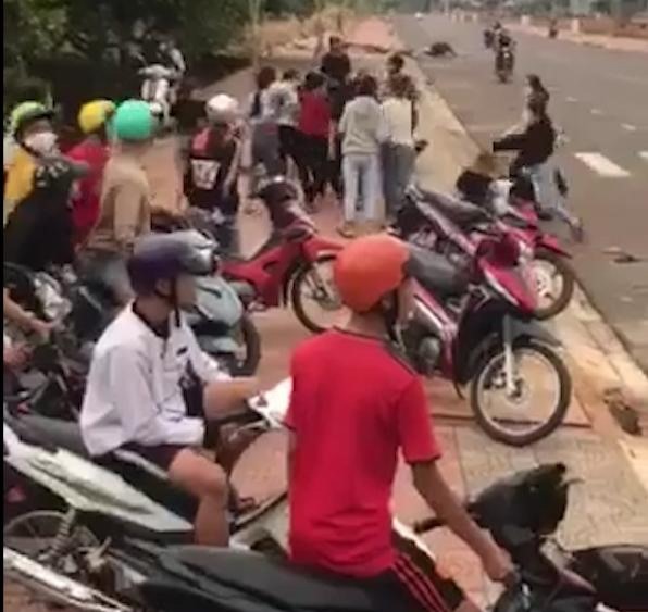 Nhiều người đứng xem không can ngăn. Ảnh cắt từ clip
