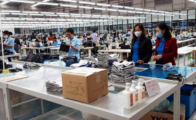 Cán bộ LĐLĐ thị xã Hồng Lĩnh động viên doanh nghiệp bị ảnh hưởng bởi dịch bệnh. Ảnh: TT