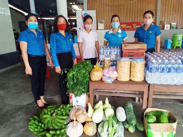 Các cấp công đoàn Hà Tĩnh ủng hộ nhu yếu phẩm. Ảnh: TT
