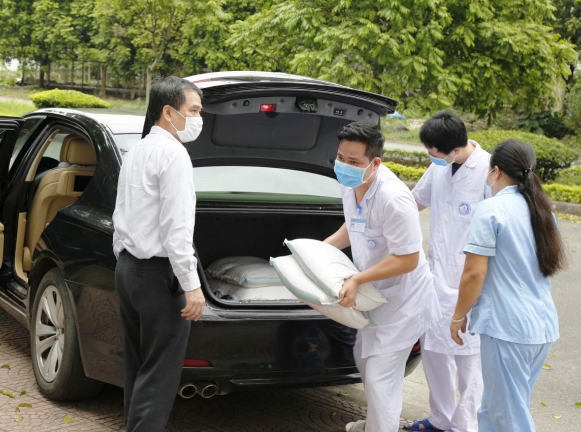 Bố bệnh nhân 211 chở gạo và nhiều nhu yếu phẩm đến tạng các cán bộ, y bác sĩ tại Khoa truyền nhiễm, Bệnh viện Đa khoa tỉnh Ninh Bình. Ảnh: NT