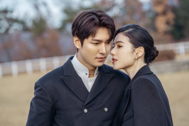 Lee Min Ho và Jung Eun Chae vai kề vai trong 'The King: The Eternal Monarch' Ảnh: HWA & DAM