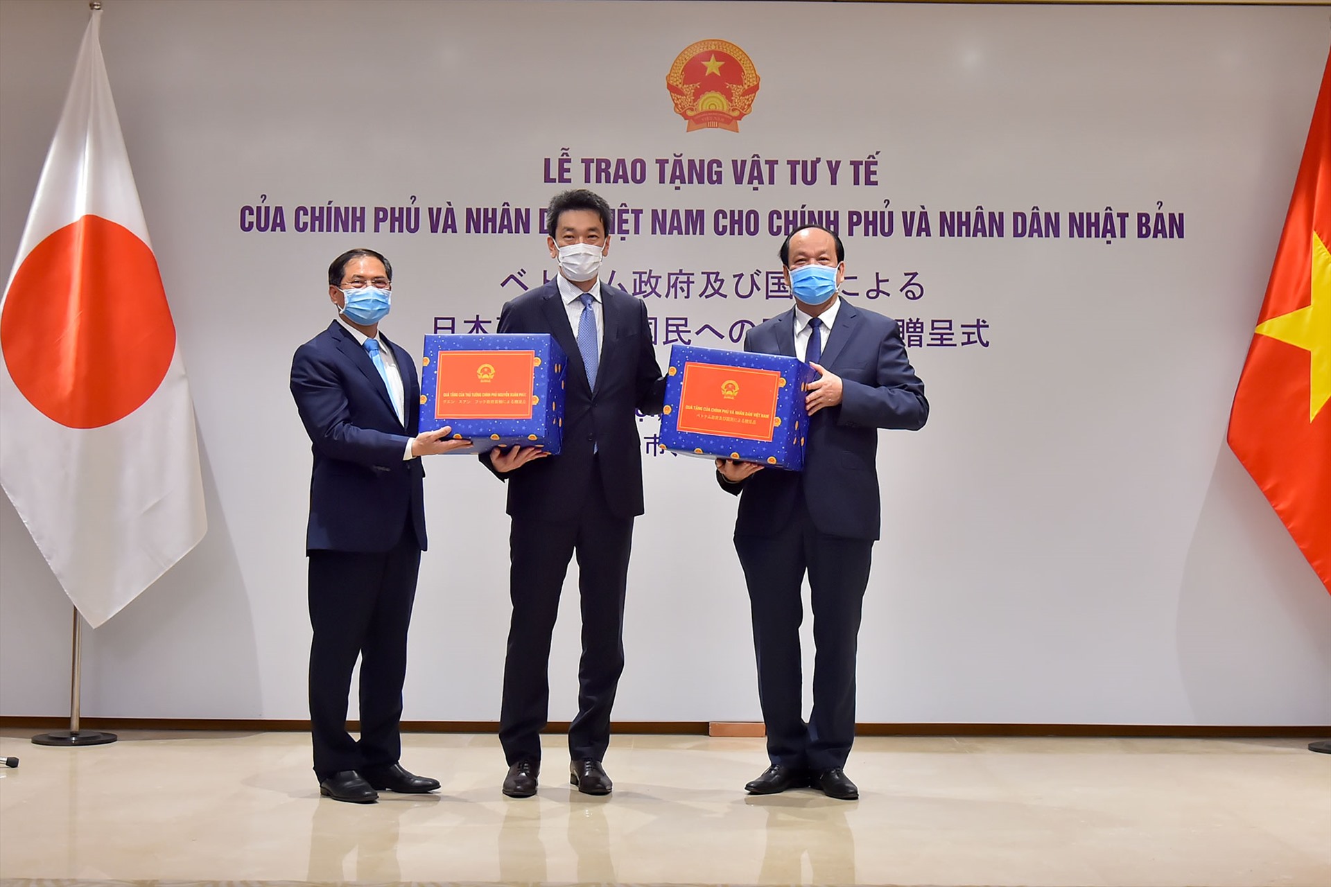 Lễ trao tặng vật tư y tế của Chính phủ và nhân dân Việt Nam hỗ trợ Chính phủ, nhân dân Nhật Bản. Ảnh: BNG.