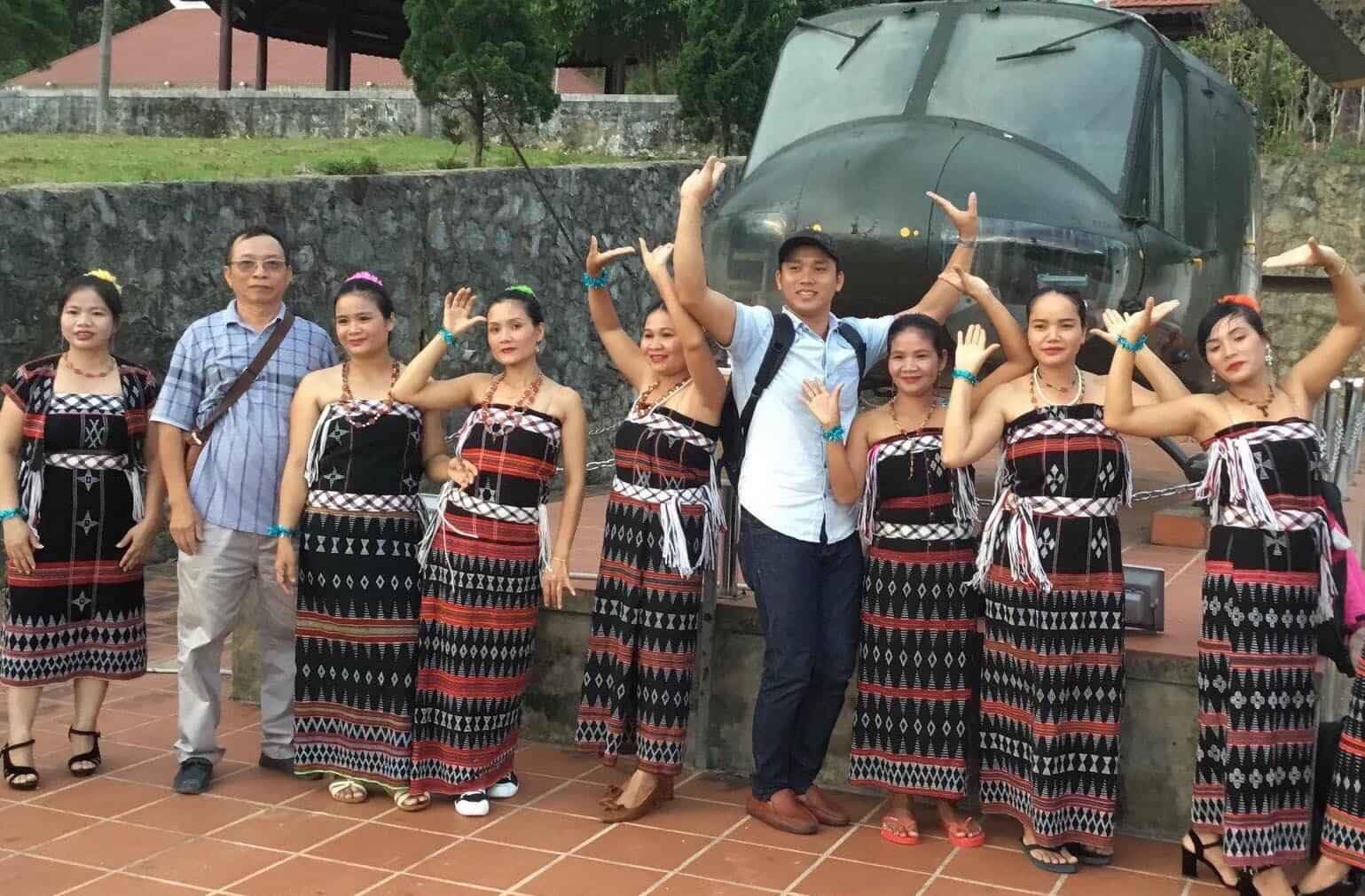 Phụ nữ A Lưới chụp ảnh chung cùng du khách.
