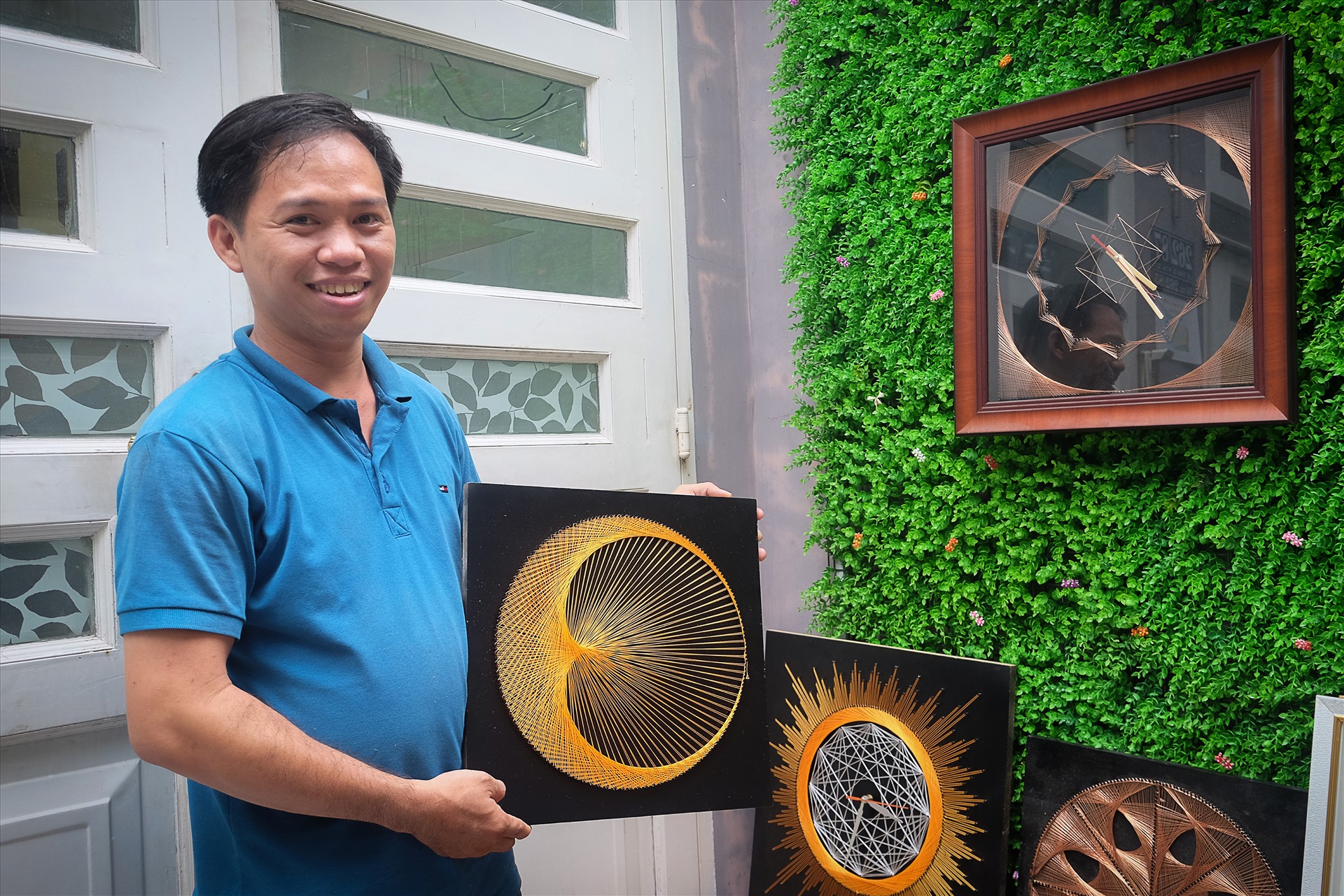 Anh Thành bên tác phẩm “Ánh trăng” tặng vợ.