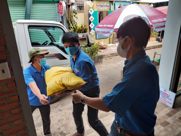 Ban chấp hành Đoàn Thanh niên công sản Hồ Chí Minh Công ty Thủy điện Buôn Kuốp đã tổ chức mua và trao tặng cho cây ATM gạo. Ảnh: MK