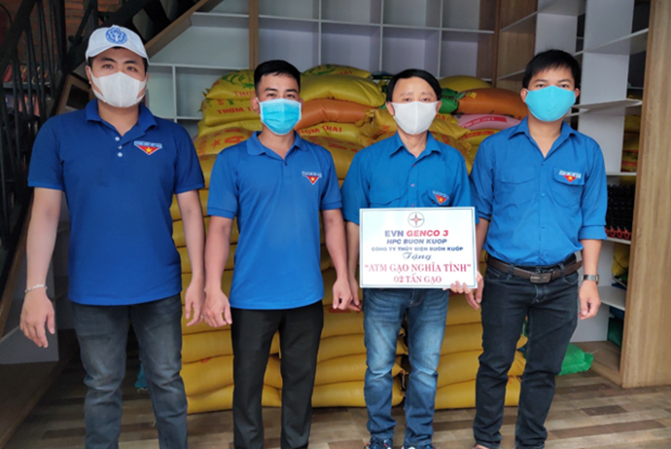 Công ty Thủy điện Buôn Kuốp tặng 02 tấn gạo cho “ATM gạo nghĩa tình” chung tay hỗ trợ người khó khăn trên địa bàn Đắk Lắk. Ảnh: MK Công ty Thủy điện Buôn Kuốp tặng 02 tấn gạo cho “ATM gạo nghĩa tình” chung tay hỗ trợ người khó khăn trên địa bàn Đắk Lắk. Ảnh: MK