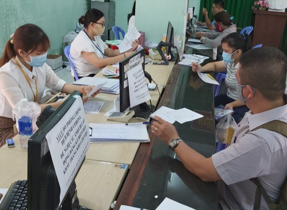 Nếu khó khăn không tìm được việc làm do ảnh hưởng của dịch COVID-19, NLĐ nên đăng ký bảo hiểm thất nghiệp để nhận trợ cấp thất nghiệp chứ không nên nhận BHXH một lần để không có lương hưu khi về già. Ảnh Nam Dương Nếu khó khăn không tìm được việc làm do ảnh hưởng của dịch COVID-19, NLĐ nên đăng ký bảo hiểm thất nghiệp để nhận trợ cấp thất nghiệp chứ không nên nhận BHXH một lần để không có lương hưu khi về già. Ảnh Nam Dương