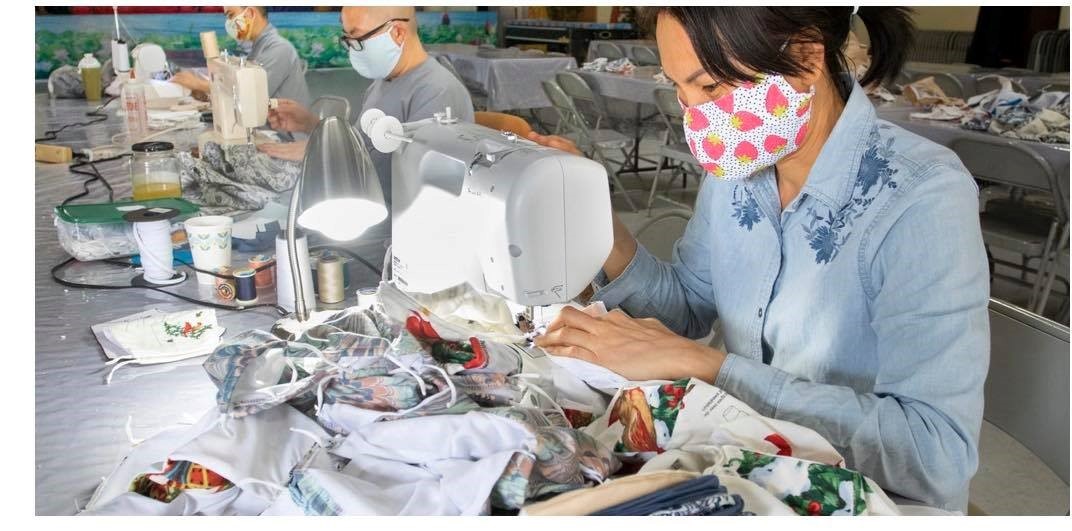 Phong trào may khẩu trang tặng cho nhân viên phục vụ cộng đồng lan rộng về các ngôi chùa với cá Phật tử, ni sư tổ chức (ảnh NVCC)