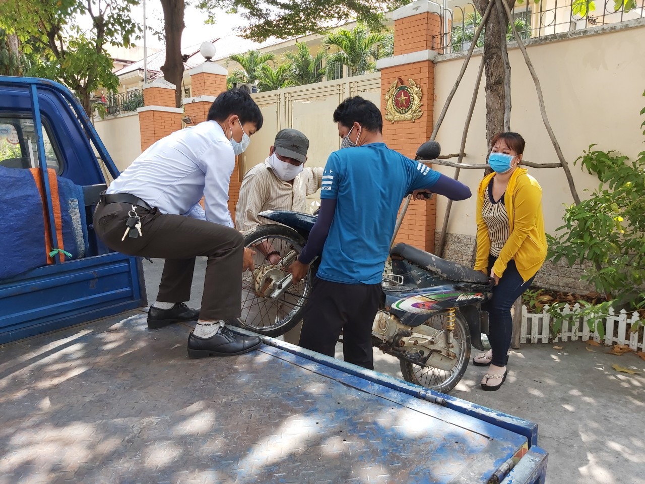 Chiếc xe bị ngâm dưới nước lâu ngày nên không thể đắt đi được phải khiên lên xe ô tô tải nhỏ để chở về. Ảnh Nam Dương