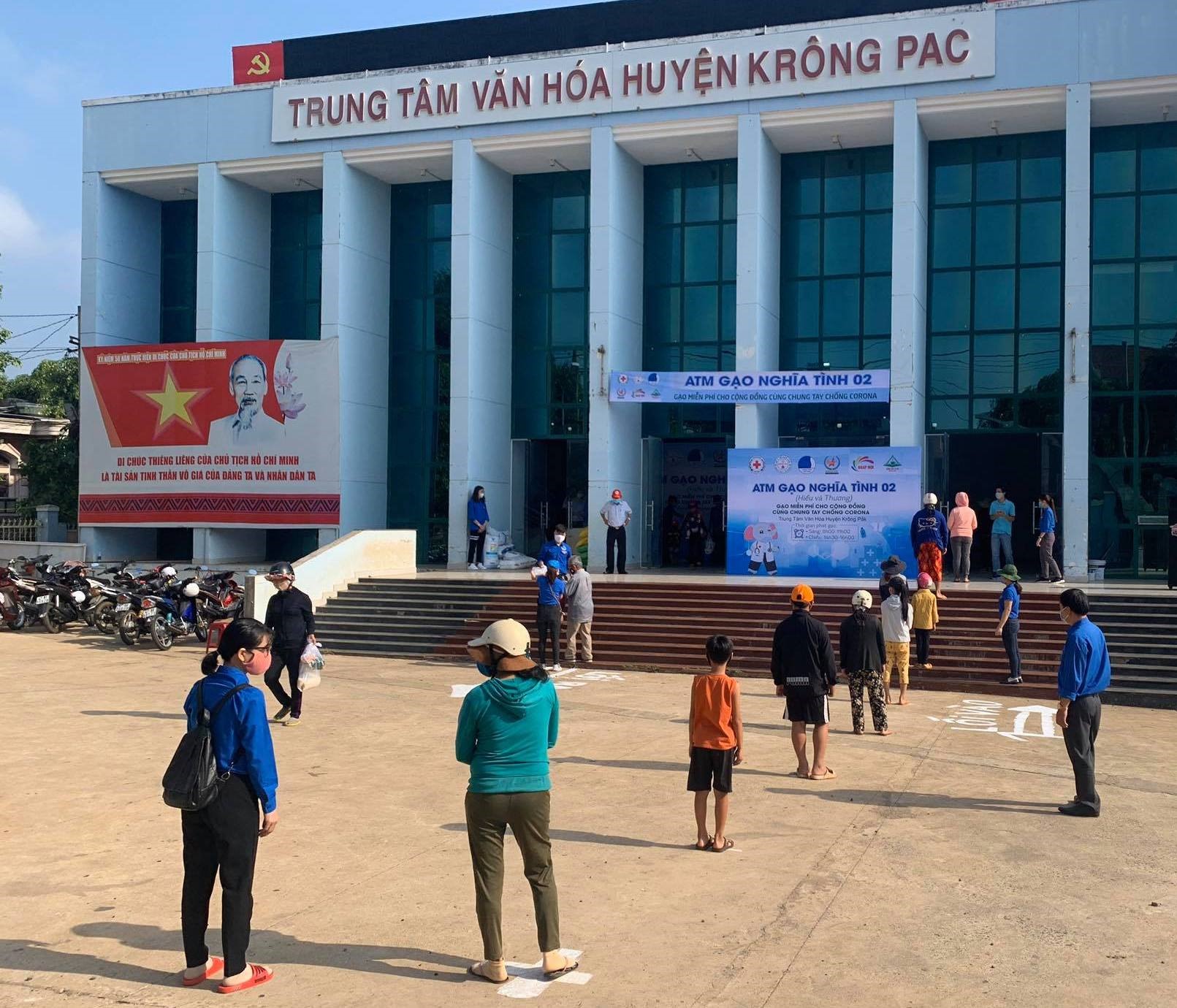 Người dân xếp hàng giữ khoảng cách để phòng tránh dịch bệnh lây lan. Ảnh: Lin Xong