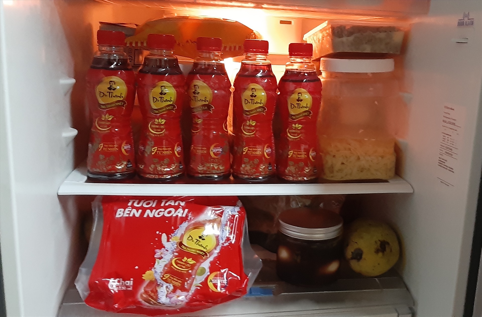 Trà Thanh nhiệt Dr Thanh lúc nào cũng có sẵn trong ngăn mát để cả nhà dùng.