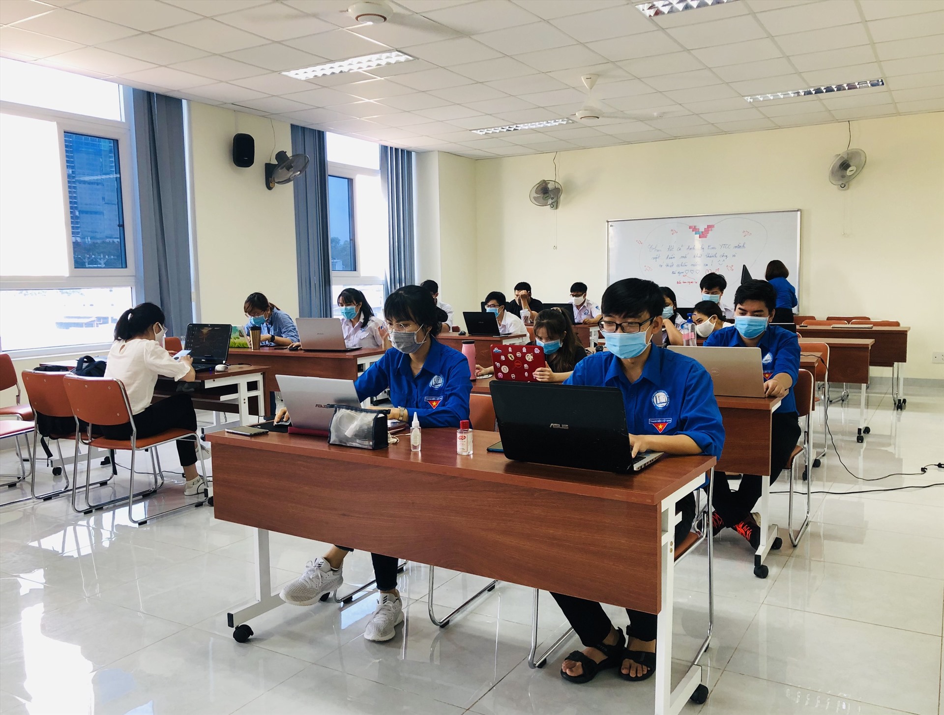 Sinh viên hỗ trợ chống dịch tại HCDC. Ảnh: Minh Khang