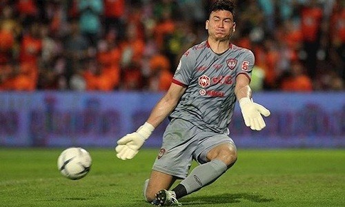 Đặng Văn Lâm khoác áo Muangthong United sau khi đội bóng Thái Lan mua đứt anh từ Hải Phòng. Anh chọn bến đỗ hợp lý để phát triển bản thân. Ảnh: Siam.