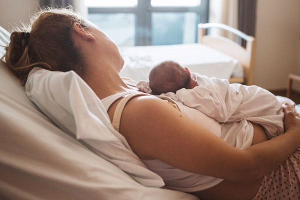 Phụ nữ sau sinh sẽ gặp một số mệt mỏi về tâm lý và sức khoẻ, dẫn đến mất bình tĩnh. Ảnh chụp màn hình.