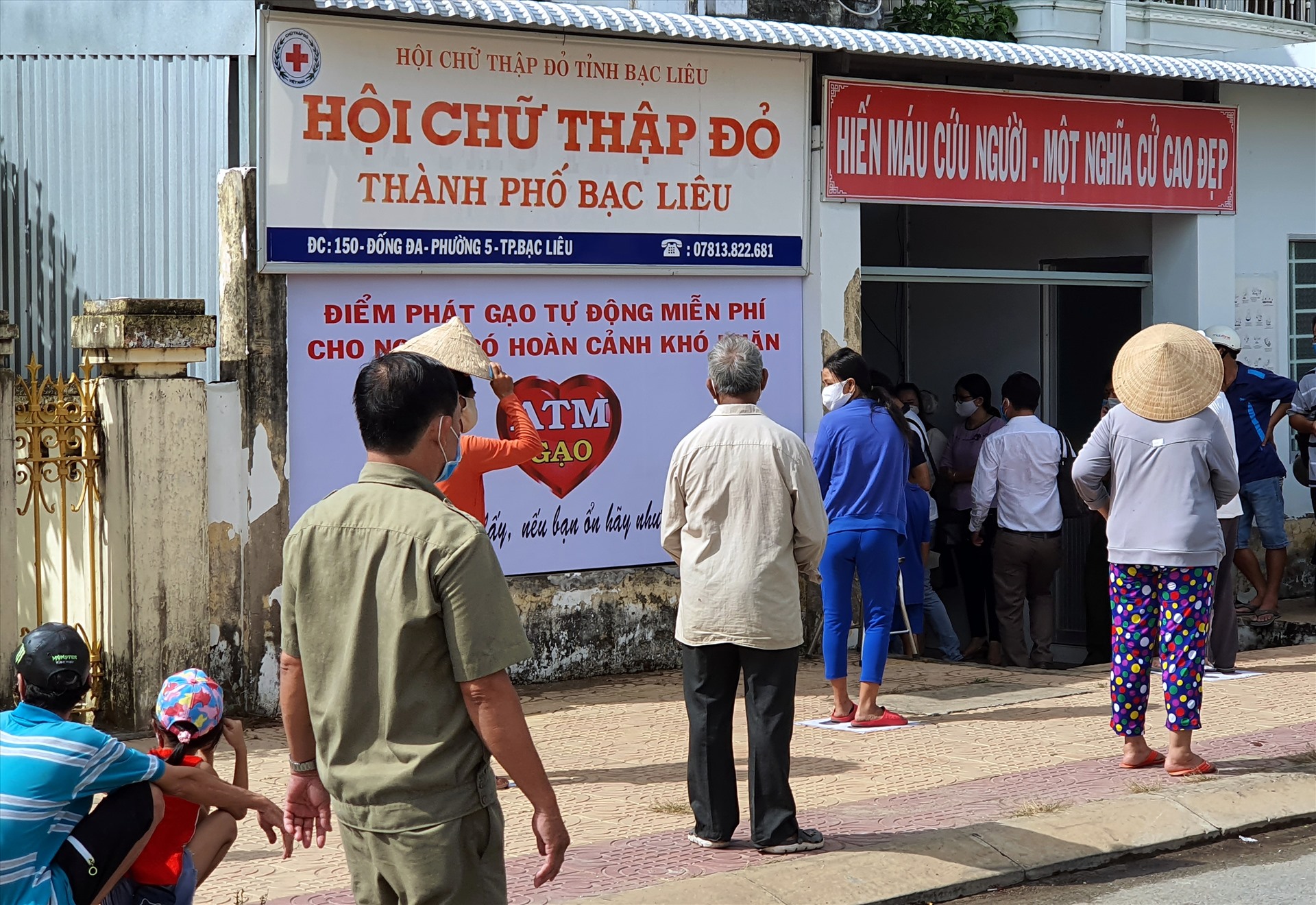 Phía trước đường vào ATM gạo (ảnh Nhật Hồ)