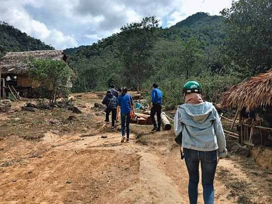 Cán bộ, giáo viên Trường THPT Đakrông vào nhà học sinh Đam để tìm hiểu hoàn cảnh gia đình. Ảnh: Trường THPT Đakrông cung cấp.