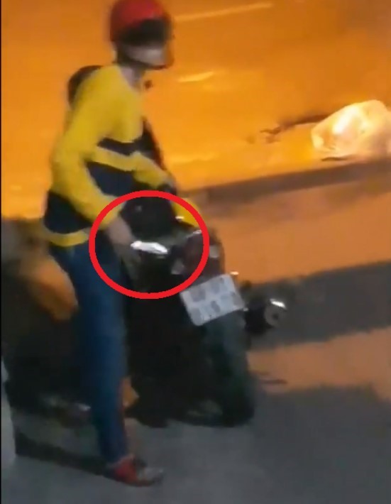 Một vật nghi là dao được nam thanh niên sử dụng để đe dọa cô gái.. Nguồn: Đội Xung Kích Phòng Chống Tội Phạm TPHCM