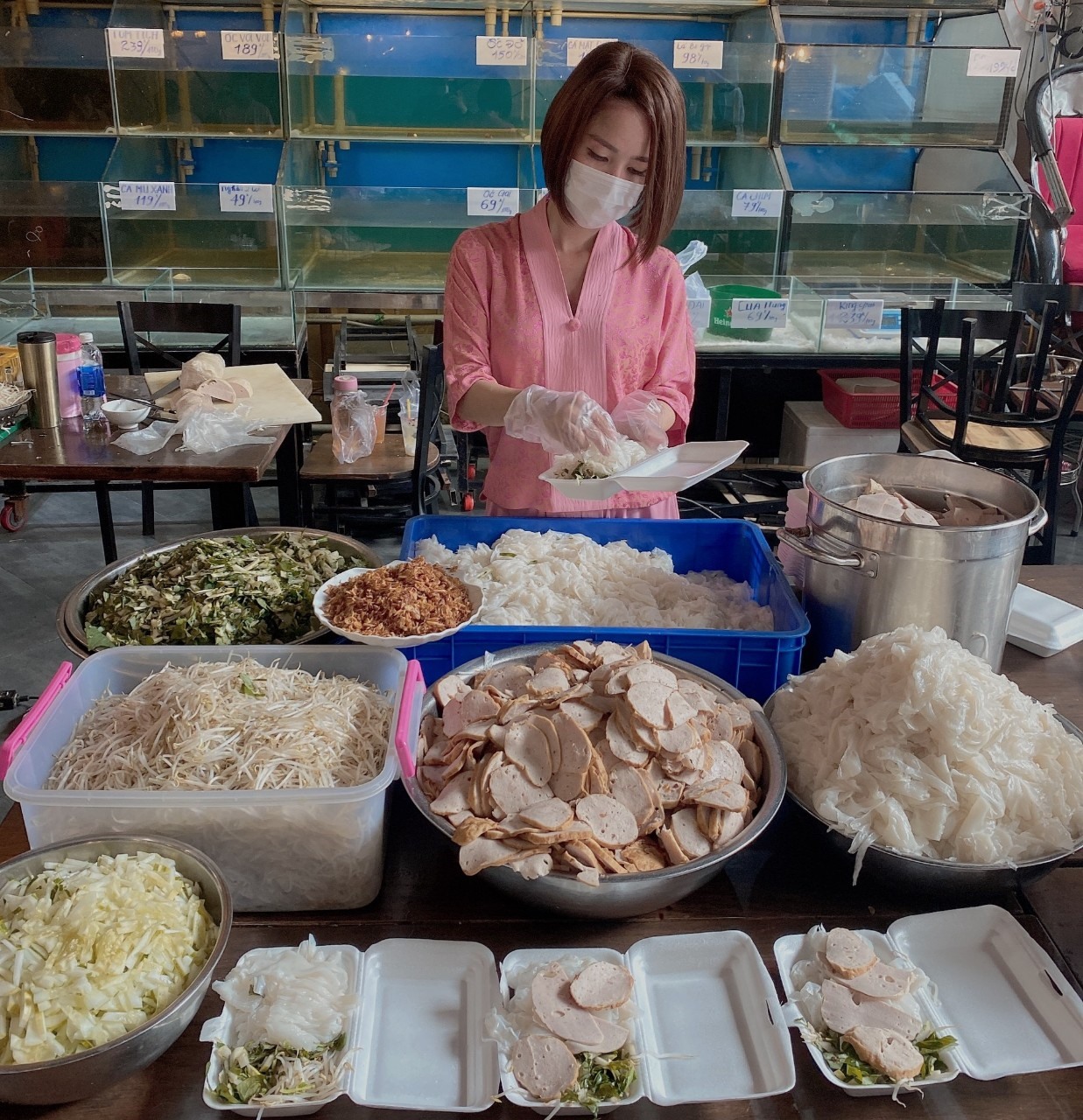 Những suất cơm được tự tay chị cùng nhân viên chuẩn bị tận tay phát cho người nghèo.