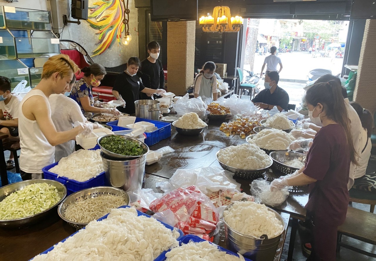 Những suất cơm được tự tay chị cùng nhân viên chuẩn bị tận tay phát cho người nghèo.
