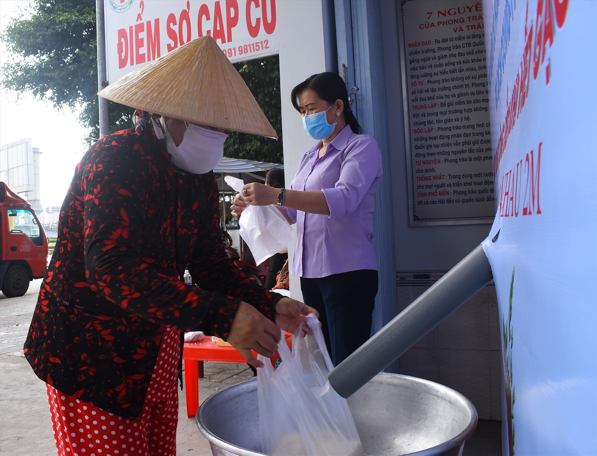 Người lao động tại khu công nghiệp Trà Nóc phấn khởi khi có “ATM gạo” gần khu công nghiệp. Ảnh: Thành Nhân