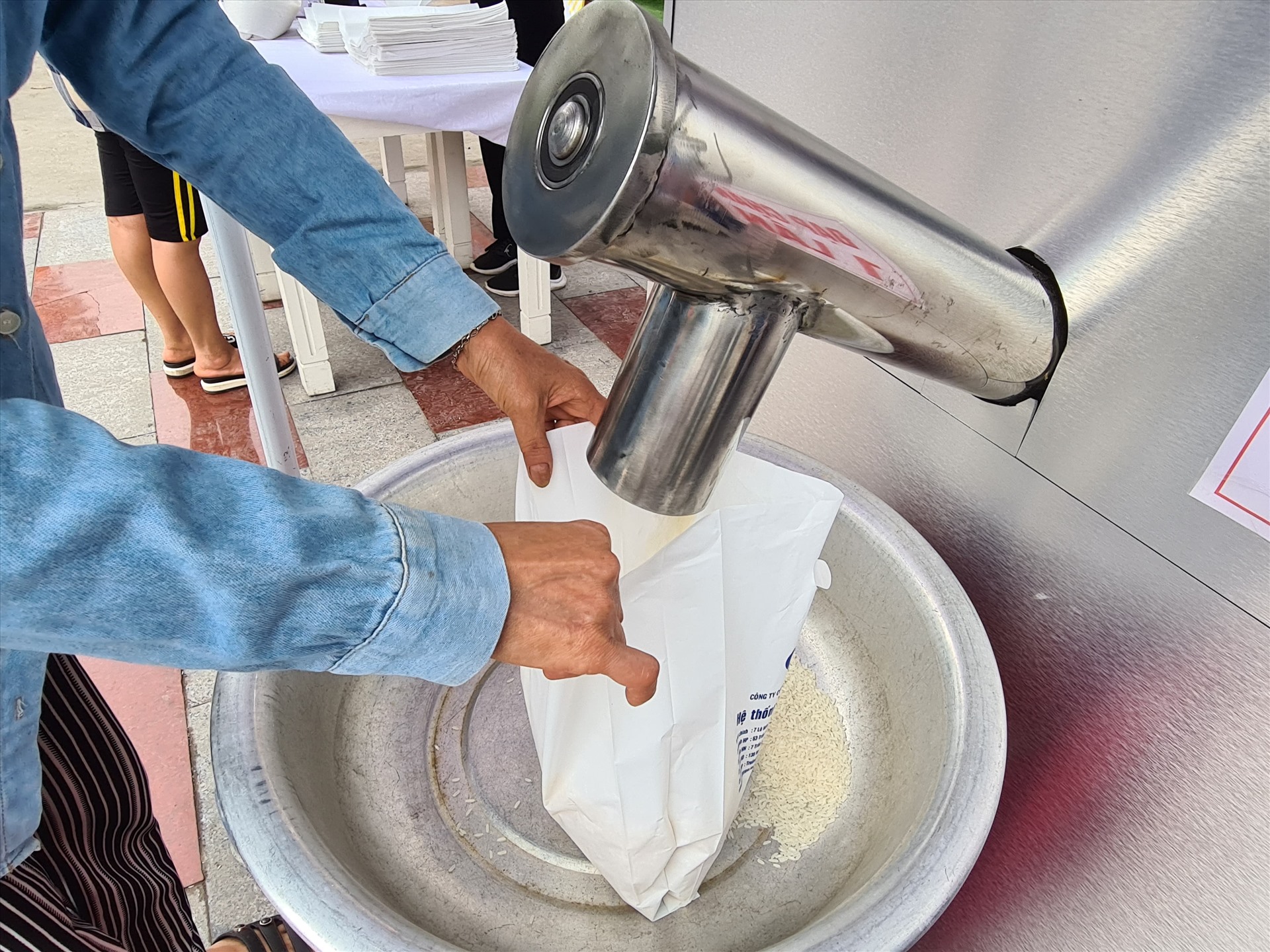 Mỗi người sẽ được nhận 3kg gạo trong 1 ngày từ cây ATM gạo miễn phí. Ảnh Đặng Luân
