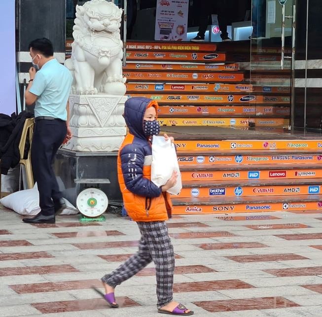Một số em nhỏ cũng xếp hàng nhận gạo từ thiện. Ảnh Đặng Luân