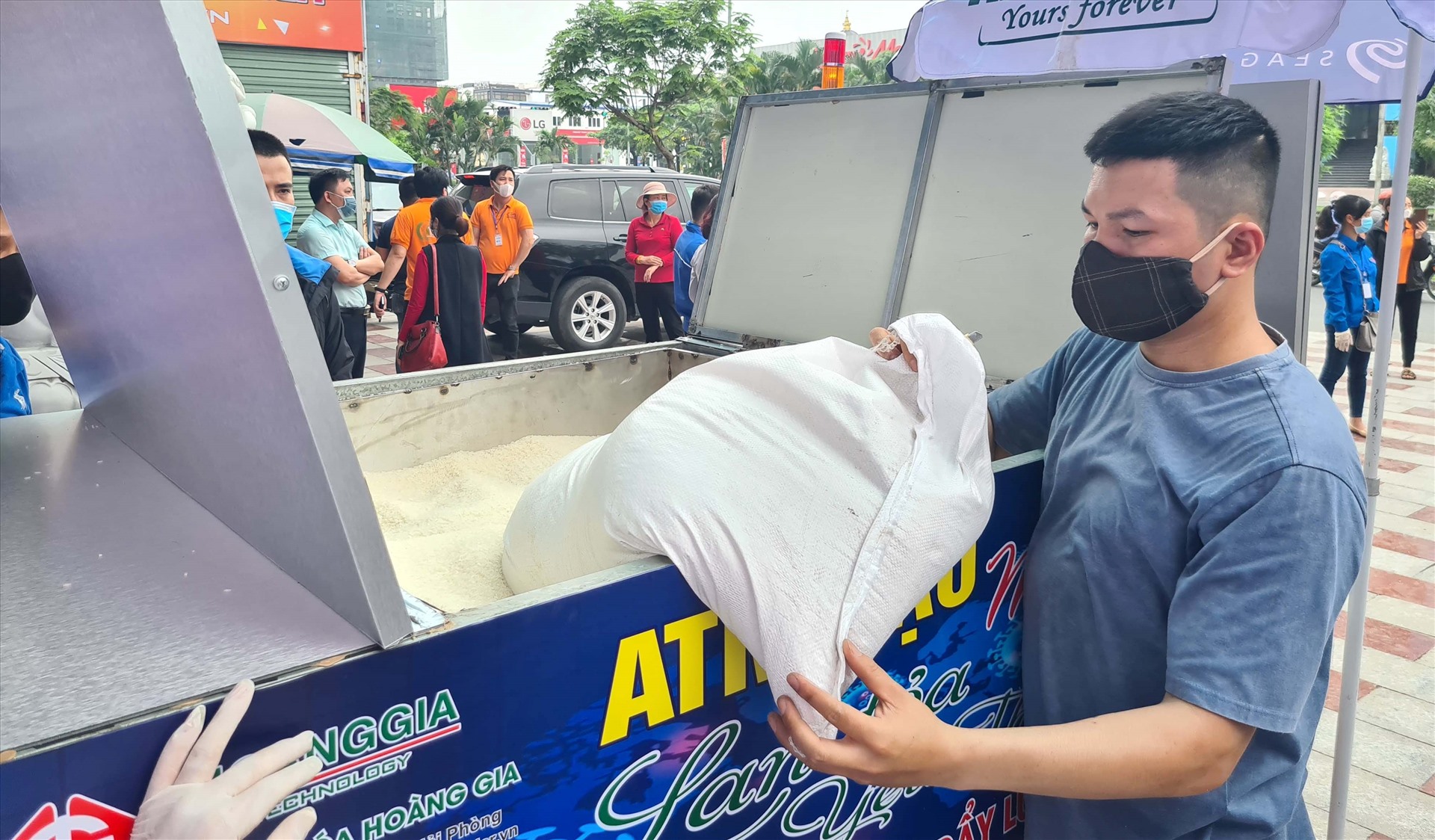 Gạo liên tục được đổ đầy cây ATM, phát miễn phí cho người nghèo, người bị ảnh hưởng dịch COVID-19. Ảnh Đặng Luân