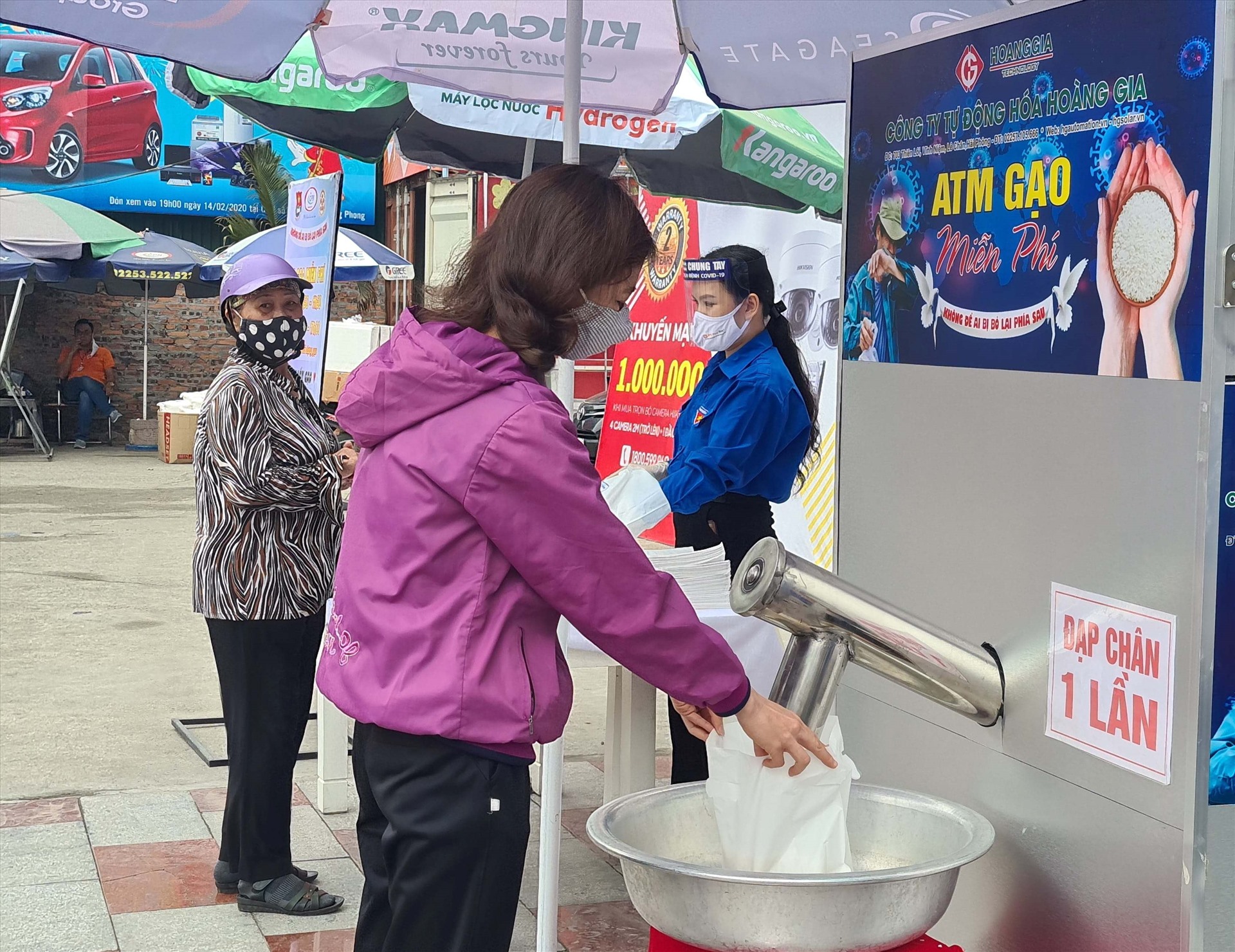 Người dân xếp hàng nhận gạo chủ yếu là người già. Ảnh Đặng Luân