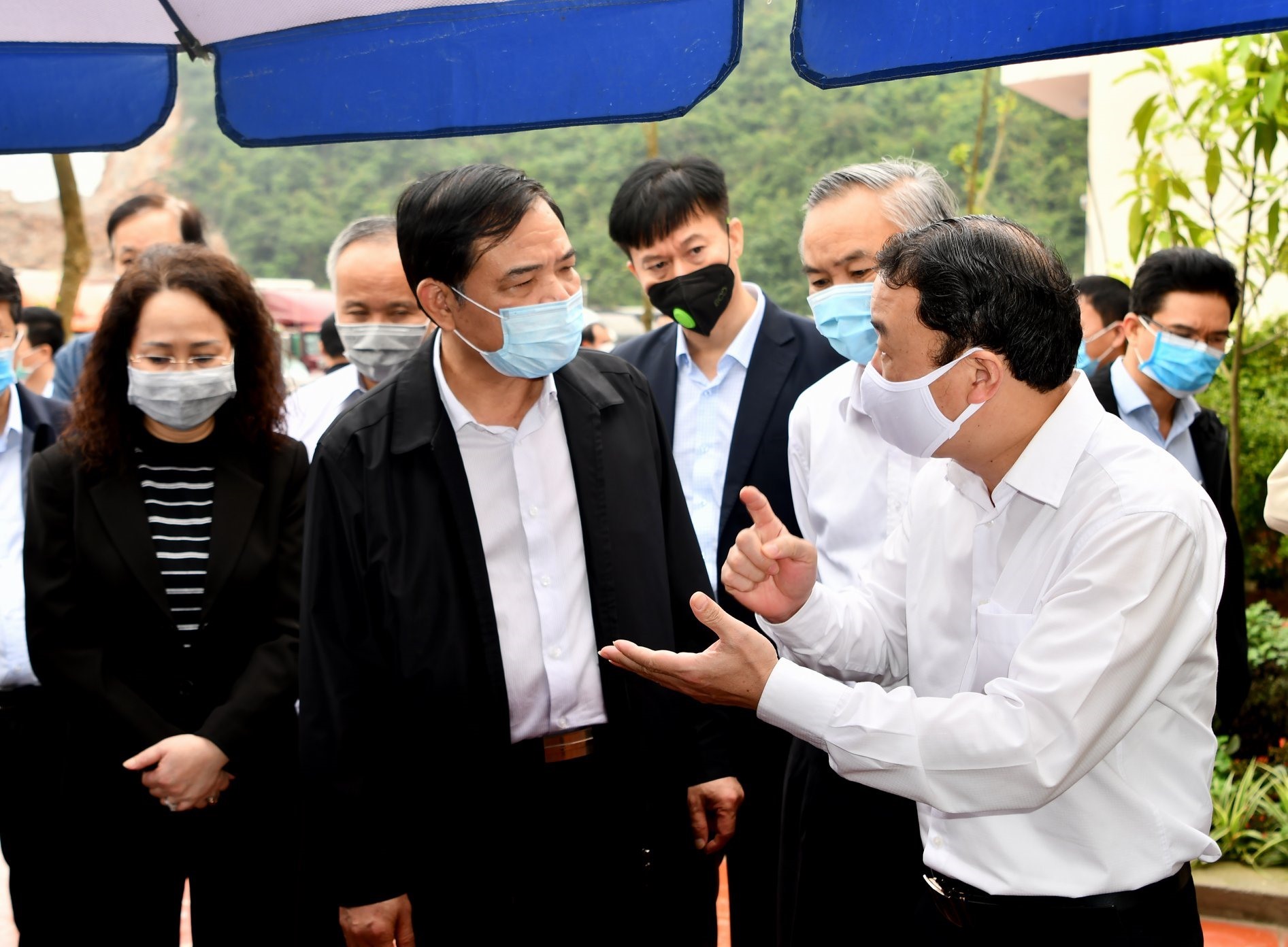 8Bộ trưởng Nguyễn Xuân Cường kiểm tra tình hình xuất nhập khẩu tại các cửa khẩu biên giới tỉnh Lạng Sơn. Ảnh: Văn Giang