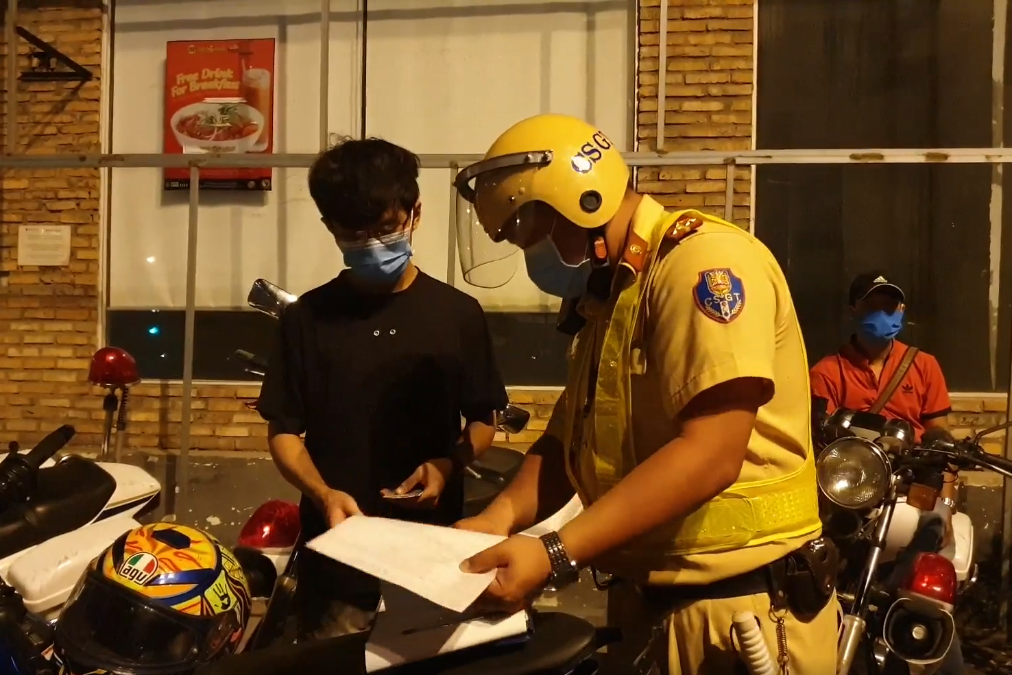 Một nam thanh niên bị lập biên bản do chạy xe quá tốc độ và chạy vào làn xe ô tô.