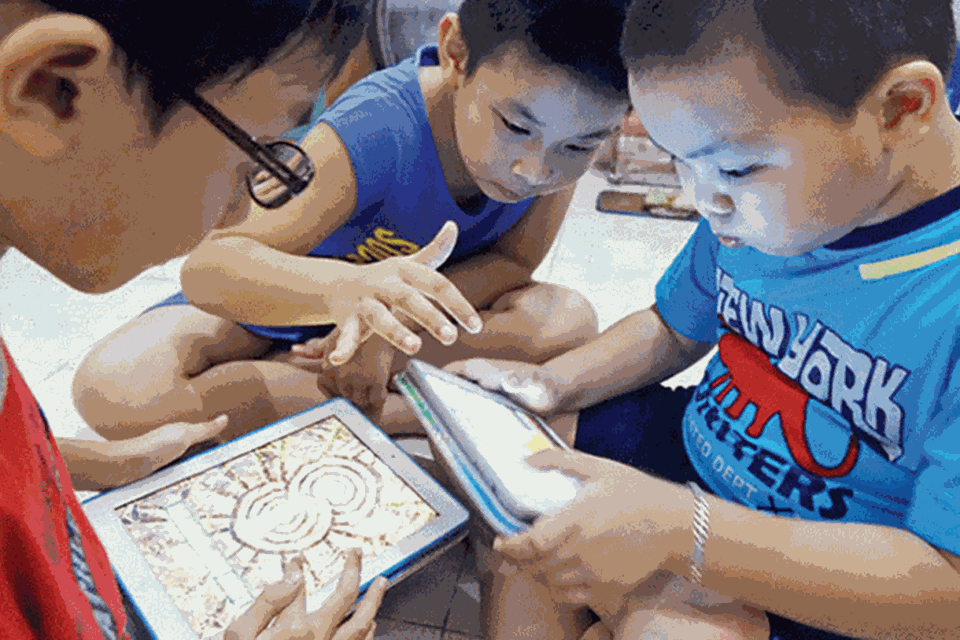 Trẻ em có nguy cơ bị xâm hại trên môi trường mạng. Ảnh Hải Nguyễn. Trẻ em có nguy cơ bị xâm hại trên môi trường mạng. Ảnh Hải Nguyễn.