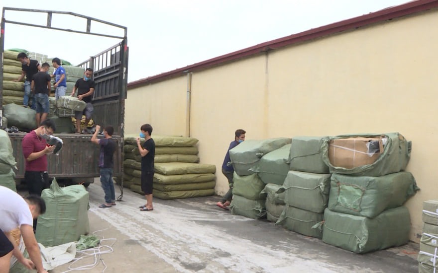Cơ quan chức năng kiểm đếm số hàng hóa không có hóa đơn chứng từ. Ảnh Khánh Linh