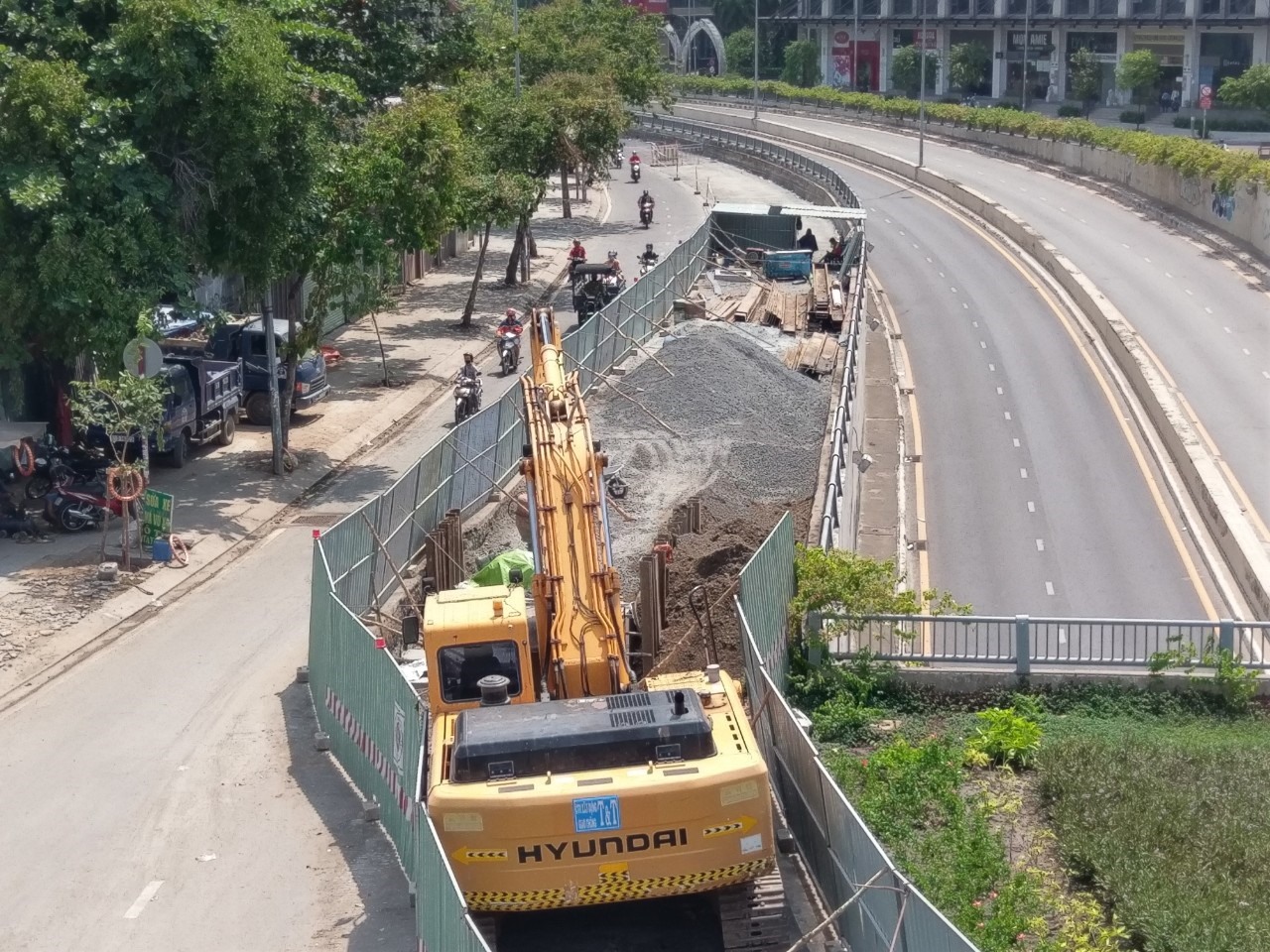 Một lô cốt gần chân cầu Thủ Thiêm chỉ là nơi tập kết vật liệu. Ảnh: Minh Quân