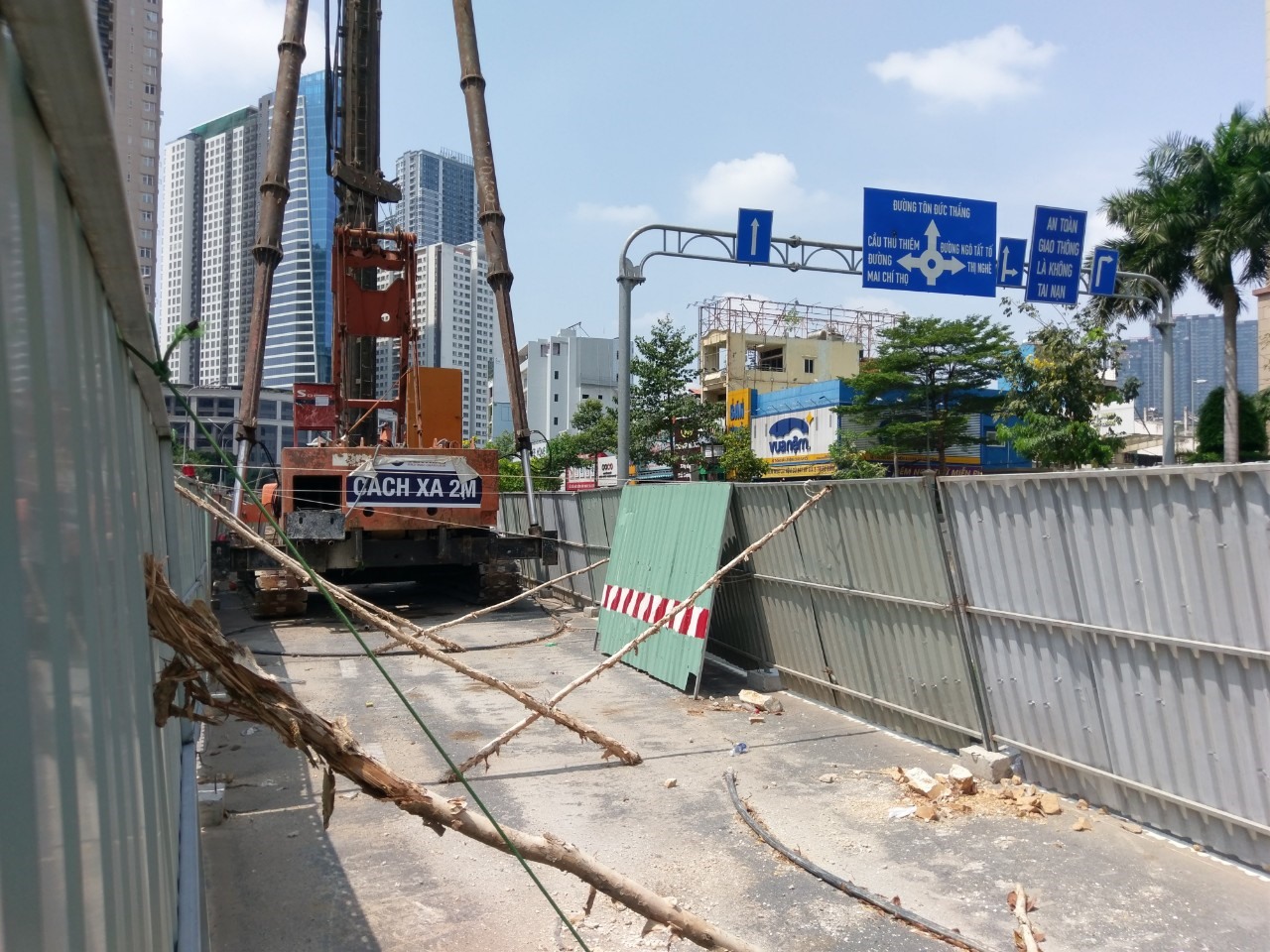 Ngày 19.4, bên trong một lô cốt trên đường Nguyễn Hữu Cảnh không một công nhân làm việc Ảnh: Minh Quân
