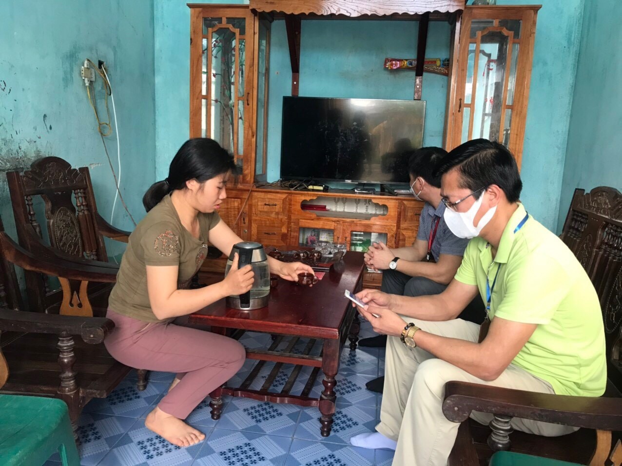 Lãnh đạo phường Bãi Cháy đến tận nhà chị Chinh ở thị xã Quảng Yên để xin lỗi. Ảnh: CTV